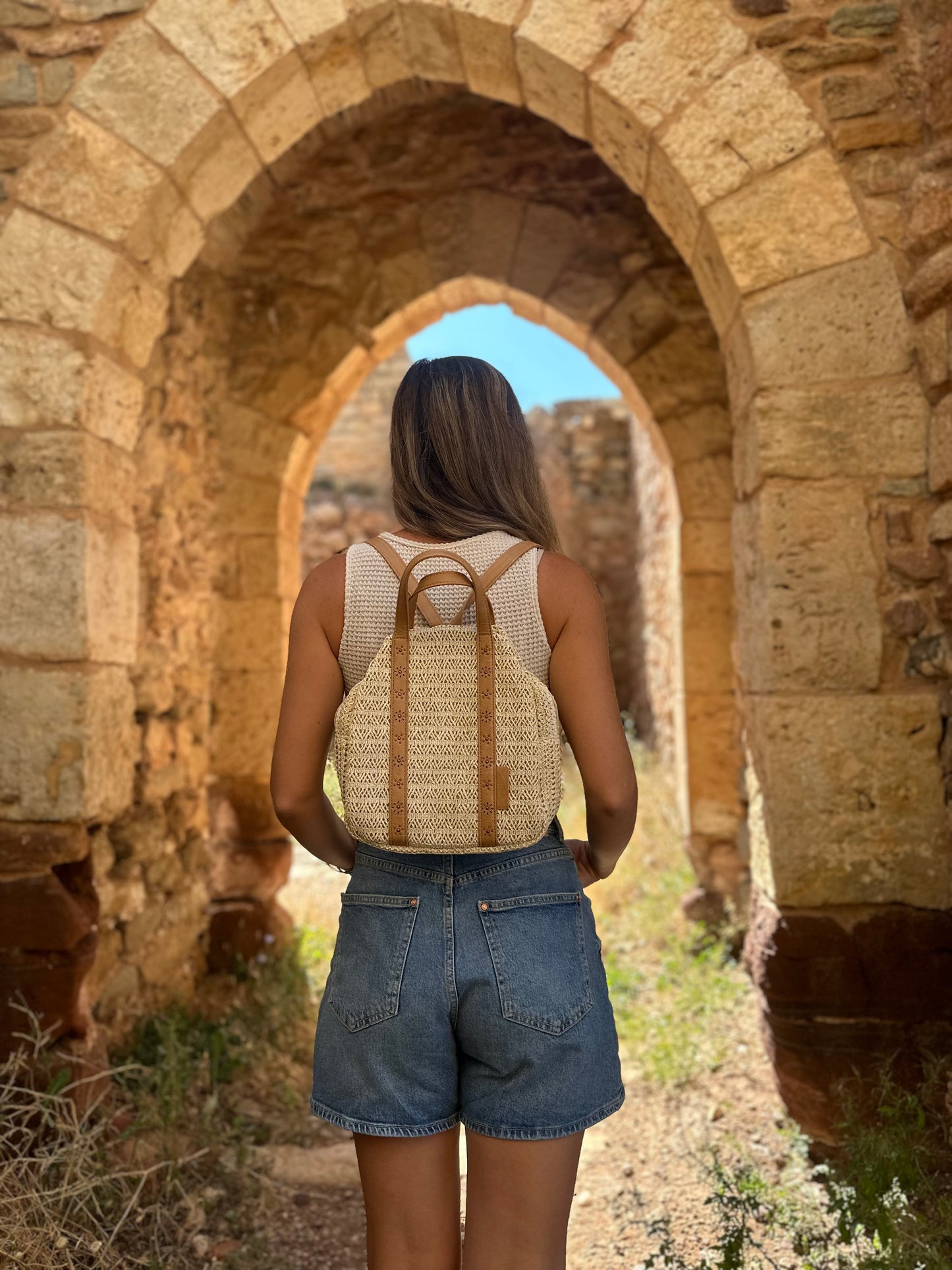 Mochila de Rafia con detalles en cuero PU florecitas | 2 colores