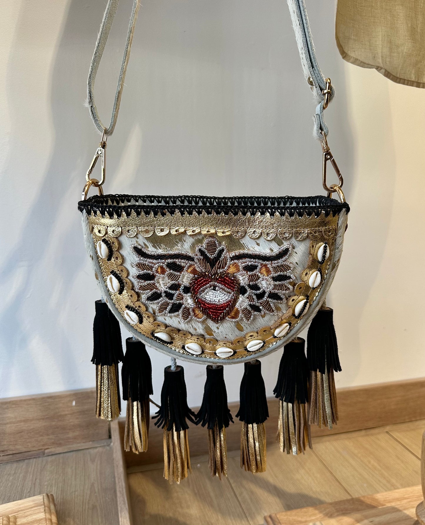 BOLSO BANDOLERA BOHO CHIC DE PIEL BORDADO CON PEDRERÍA BLANCO Y DORADO