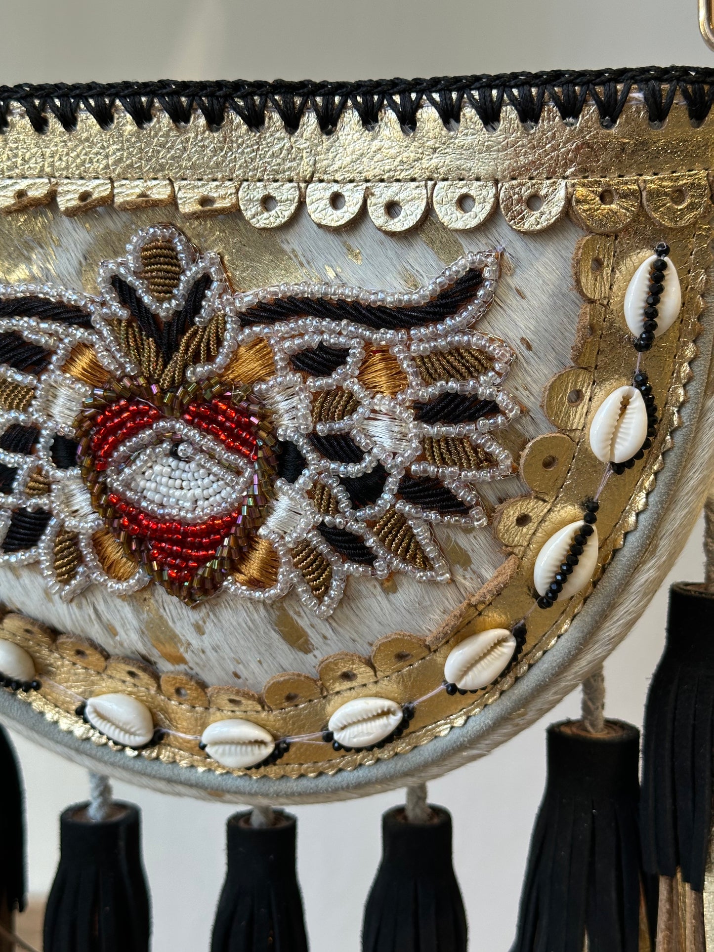 BOLSO BANDOLERA BOHO CHIC DE PIEL BORDADO CON PEDRERÍA BLANCO Y DORADO