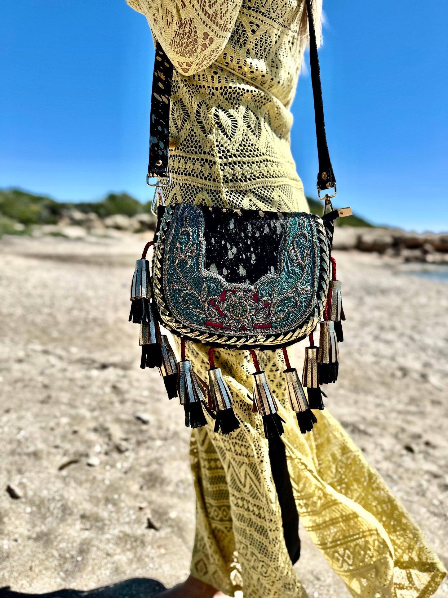 BOLSO BANDOLERA BOHEMIO DE PIEL BORDADO | 2 colores