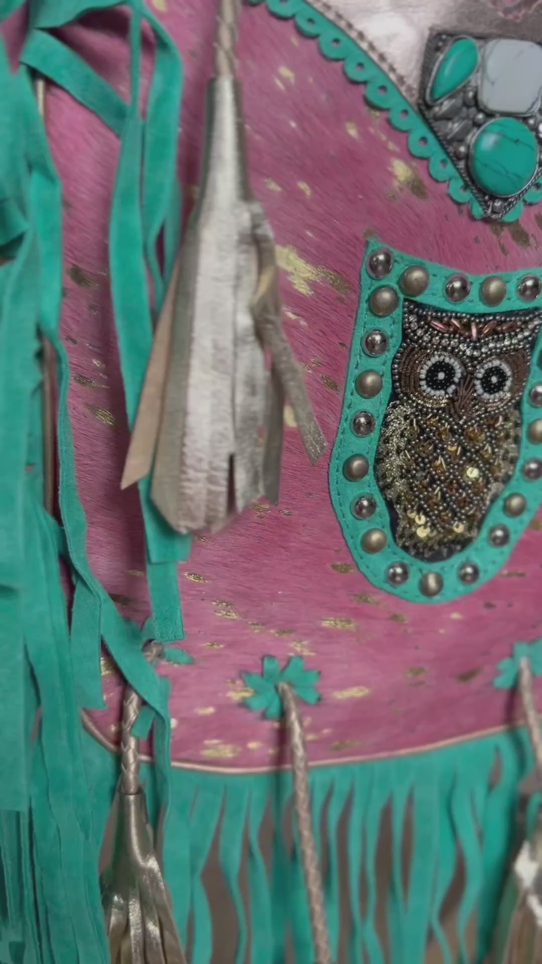 Las Pitiusas Moda_bolso bohochic de piel_bolso estilo ibicenco_bolso hippie bohemio_bolso de piel auténtica_bolso con flecos_bolso rosa y turquesa