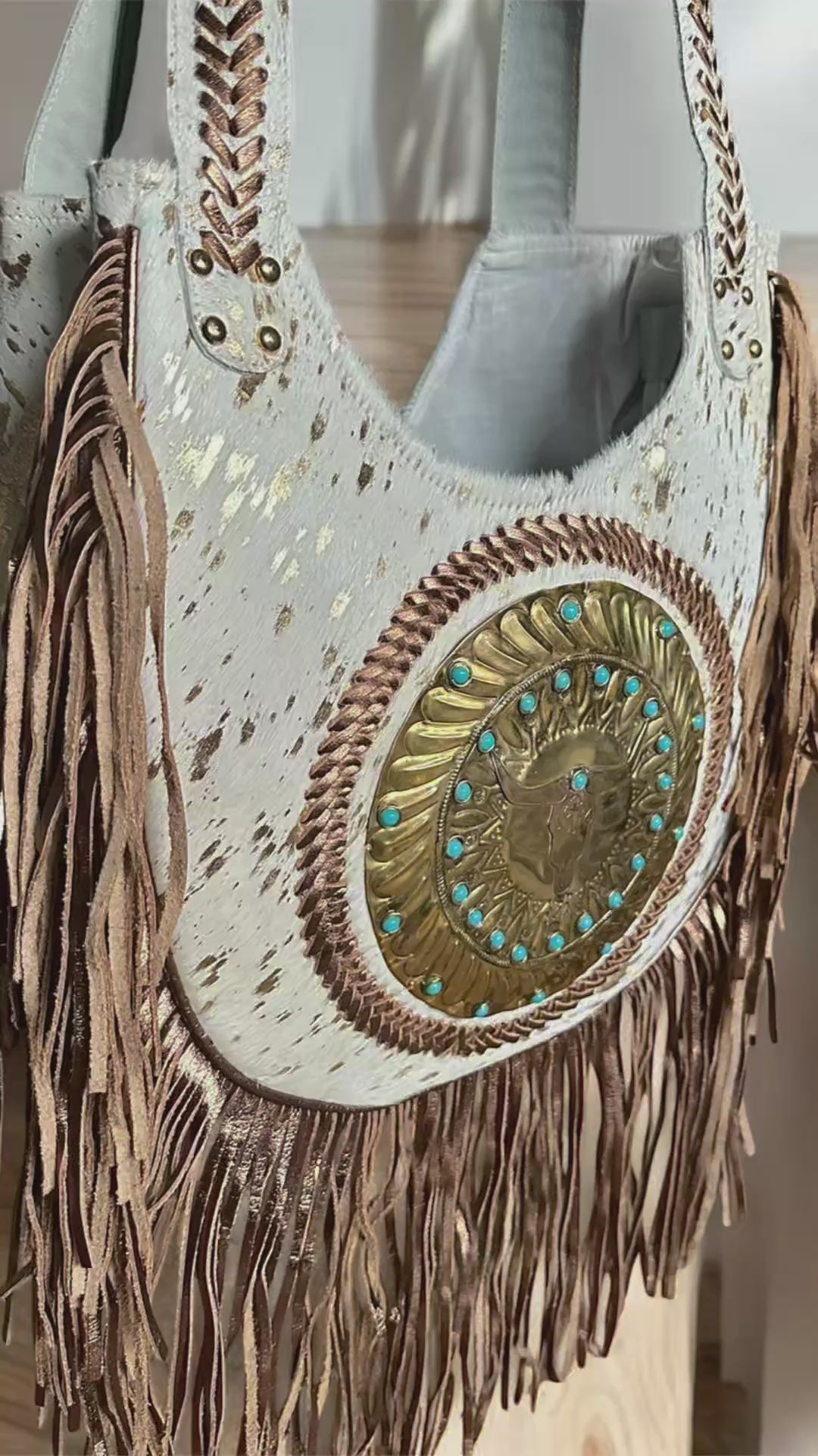 Las_Pitiusas_Moda__bolso_boho_chic_de_piel_autentica_bolso_bohemio_artesanal_bolso_hippie_estilo_ibicenco_con_flecos_y_adorno_central_cabeza_de_bufalo