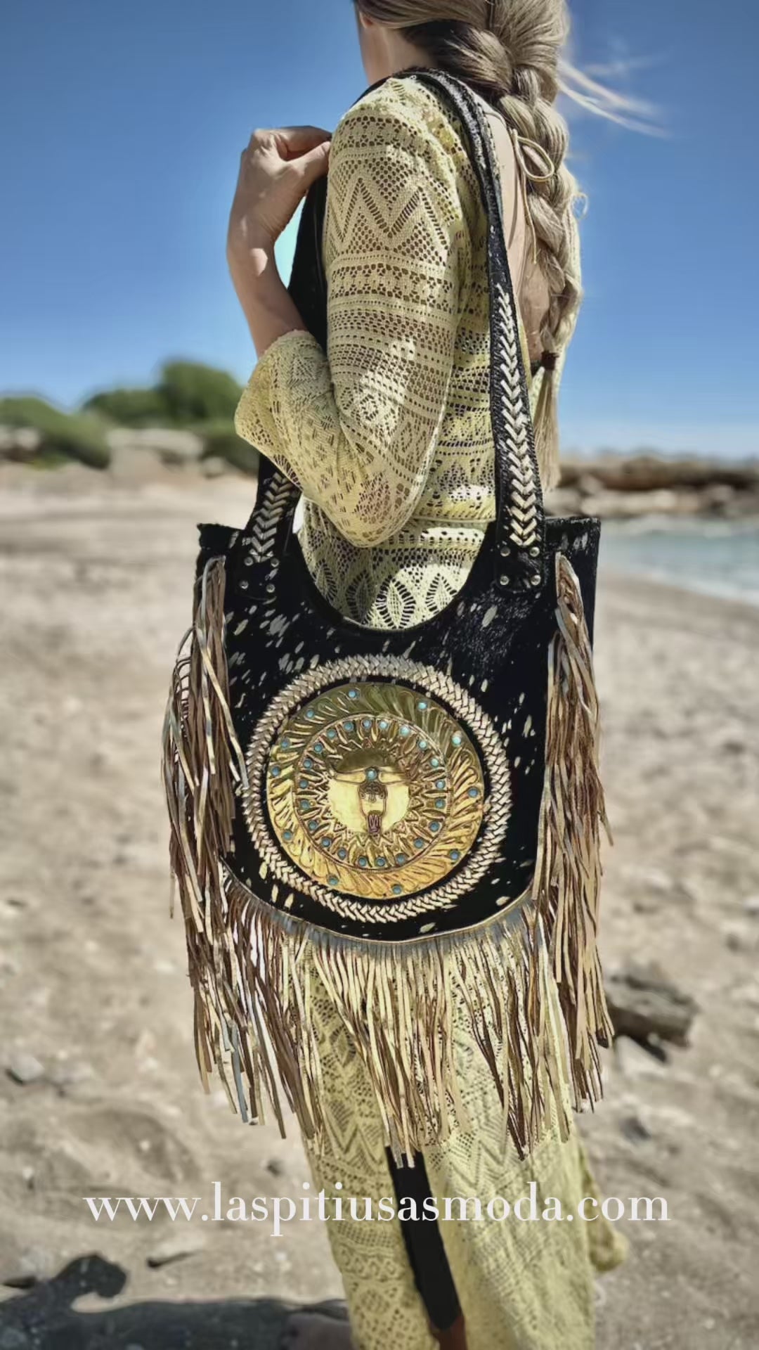Las_Pitiusas_Moda_Bolso_bohochic_bolso_con_flecos_bolso_bohemio_de_piel_bolso_de_piel_autentica_bolso_ibicenco_negro_y_dorado