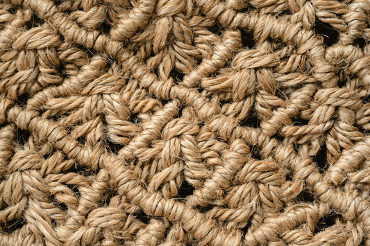 Fibra natural de Yute entrelazada haciendo diferentes formas. Es de color natural