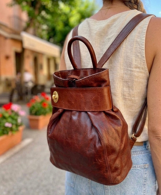 LEATHER BACKPACK WITH ANTI-THEFT CROSSBODY CLOSURE BROWN TILE | 2 colors