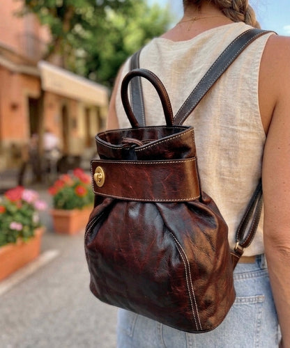 MOCHILA DE CUERO CON CIERRE ANTIRROBO CRUZADO MARRÓN OSCURO | 2 colores