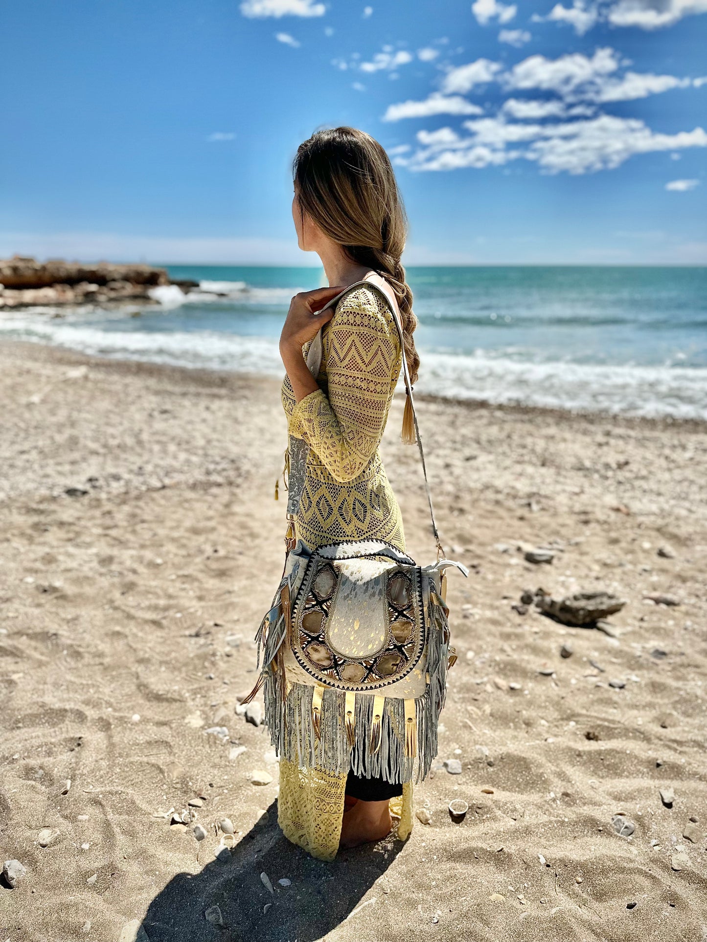 BOLSO BOHO IBICENCO DE PIEL Y CRISTALES BLANCO Y DORADO | 2 colores