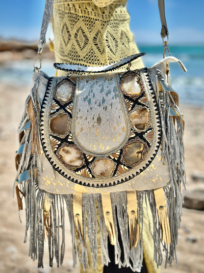 BOLSO BOHO IBICENCO DE PIEL Y CRISTALES BLANCO Y DORADO | 2 colores