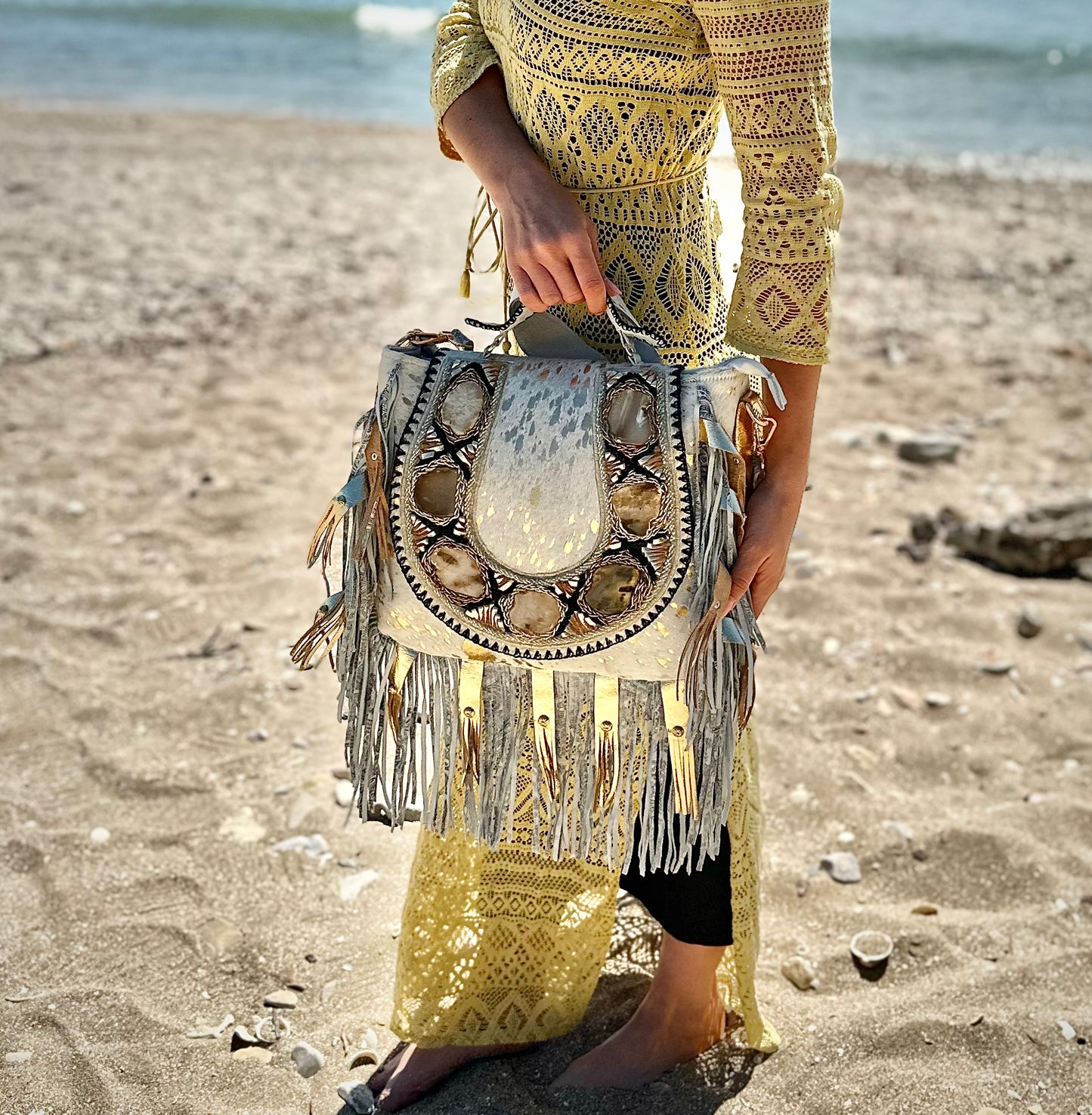 BOLSO BOHO IBICENCO DE PIEL Y CRISTALES BLANCO Y DORADO | 2 colores