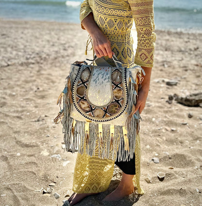 BOLSO BOHO IBICENCO DE PIEL Y CRISTALES BLANCO Y DORADO | 2 colores