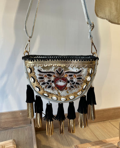 BOLSO BANDOLERA BOHO CHIC DE PIEL BORDADO CON PEDRERÍA BLANCO Y DORADO