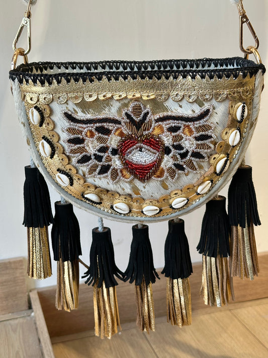 BOLSO BANDOLERA BOHO CHIC DE PIEL BORDADO CON PEDRERÍA BLANCO Y DORADO