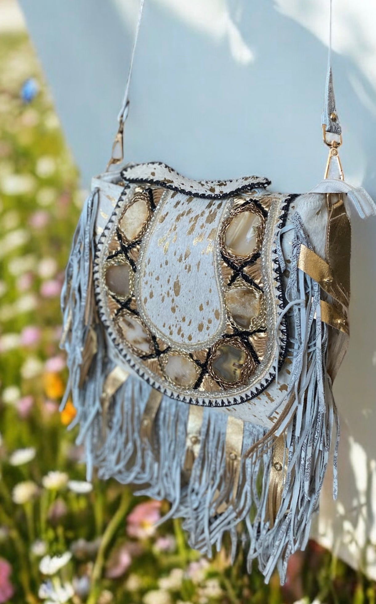 BOLSO BOHO IBICENCO DE PIEL Y CRISTALES BLANCO Y DORADO | 2 colores