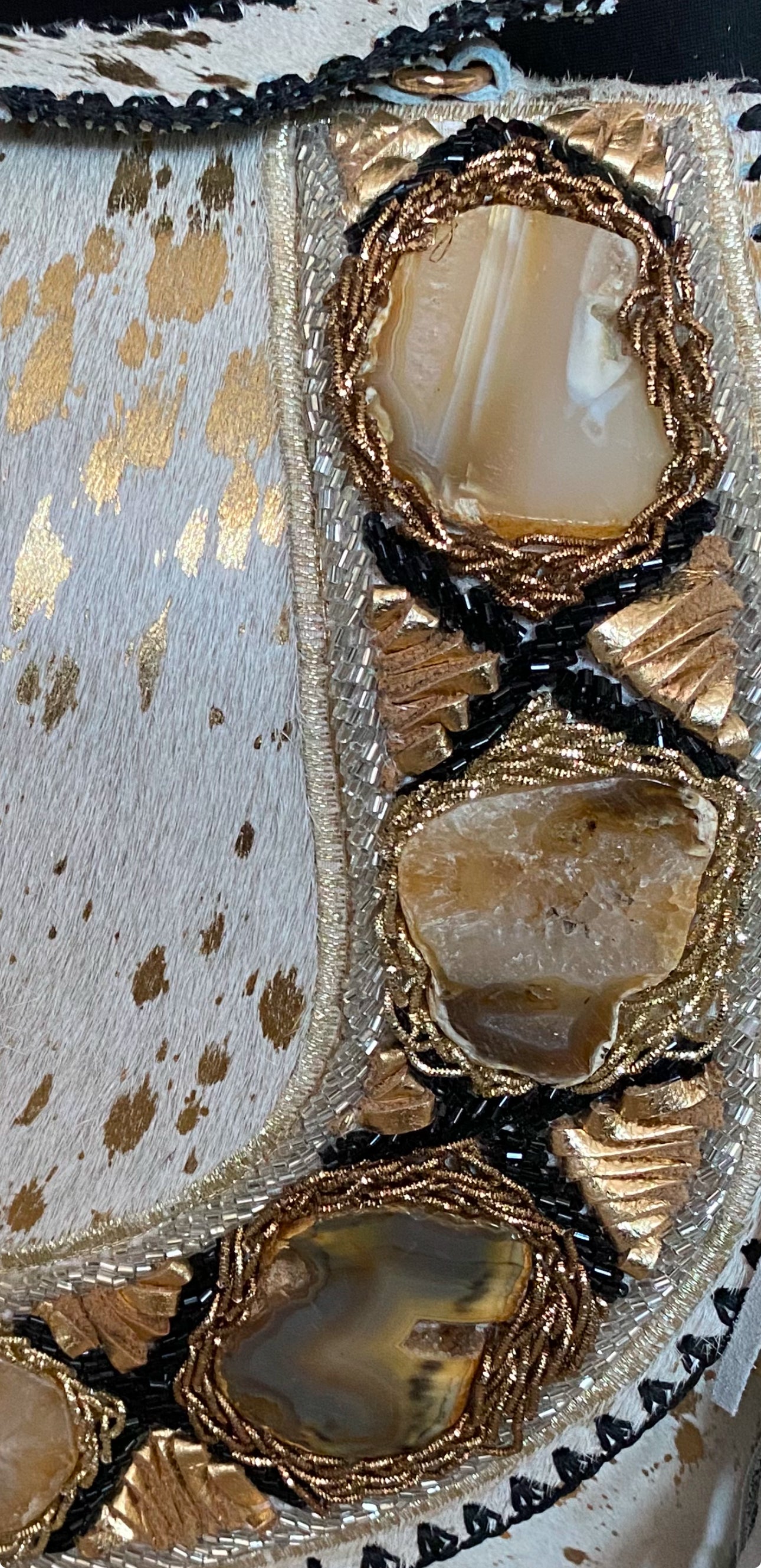 BOLSO BOHO IBICENCO DE PIEL Y CRISTALES BLANCO Y DORADO | 2 colores