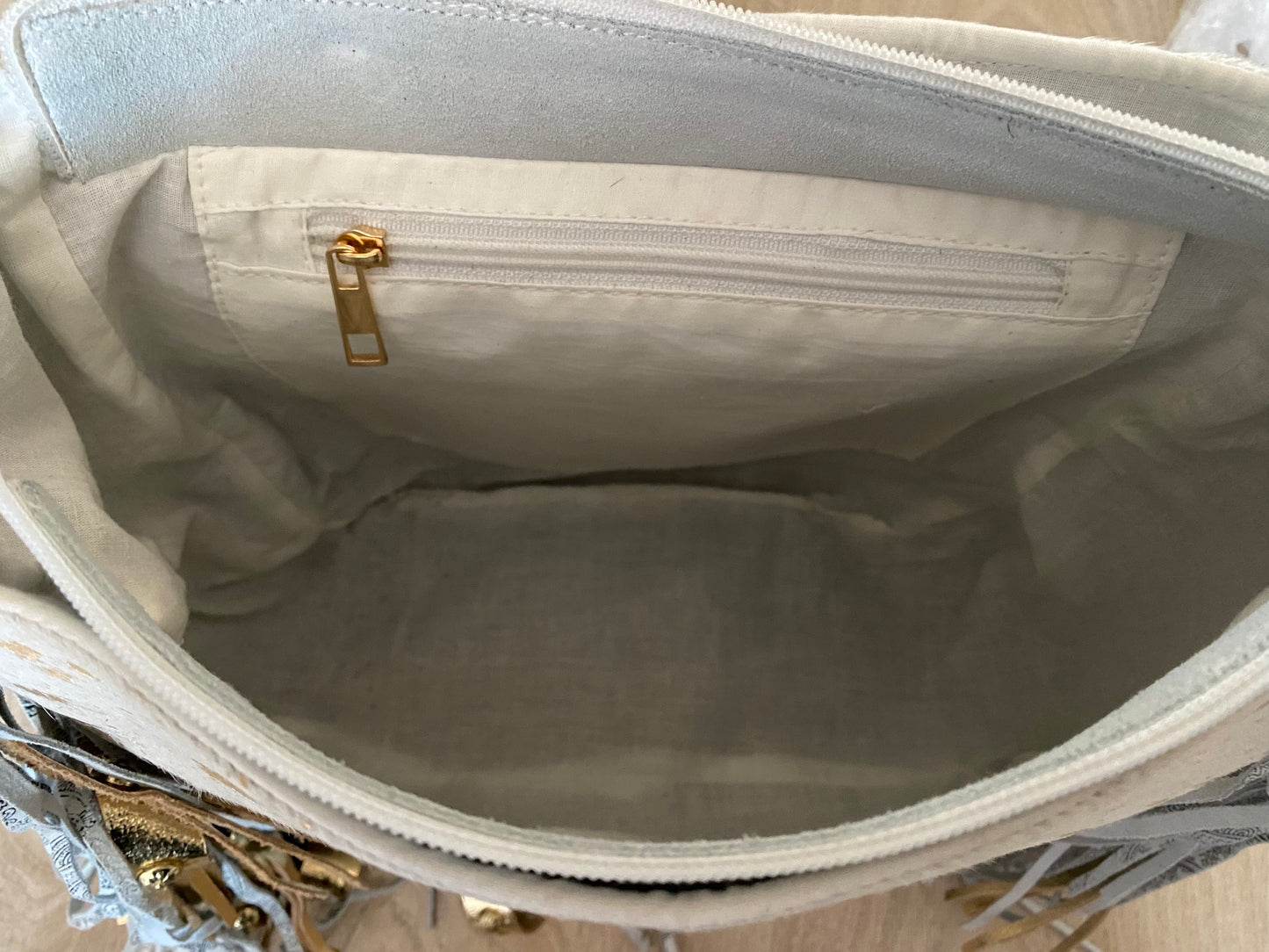 BOLSO BOHO IBICENCO DE PIEL Y CRISTALES BLANCO Y DORADO | 2 colores