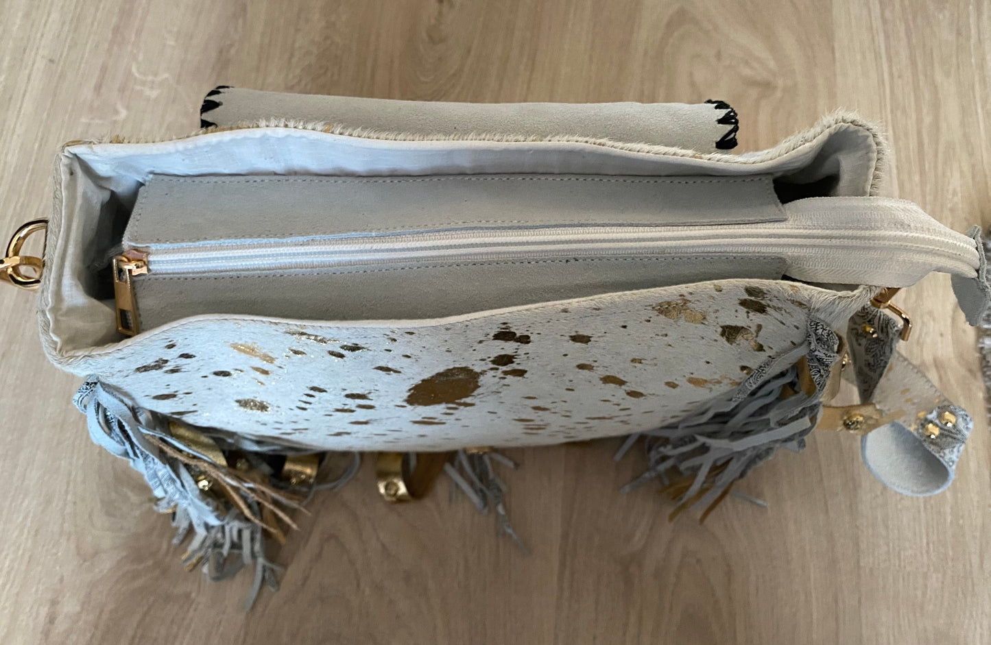 BOLSO BOHO IBICENCO DE PIEL Y CRISTALES BLANCO Y DORADO | 2 colores