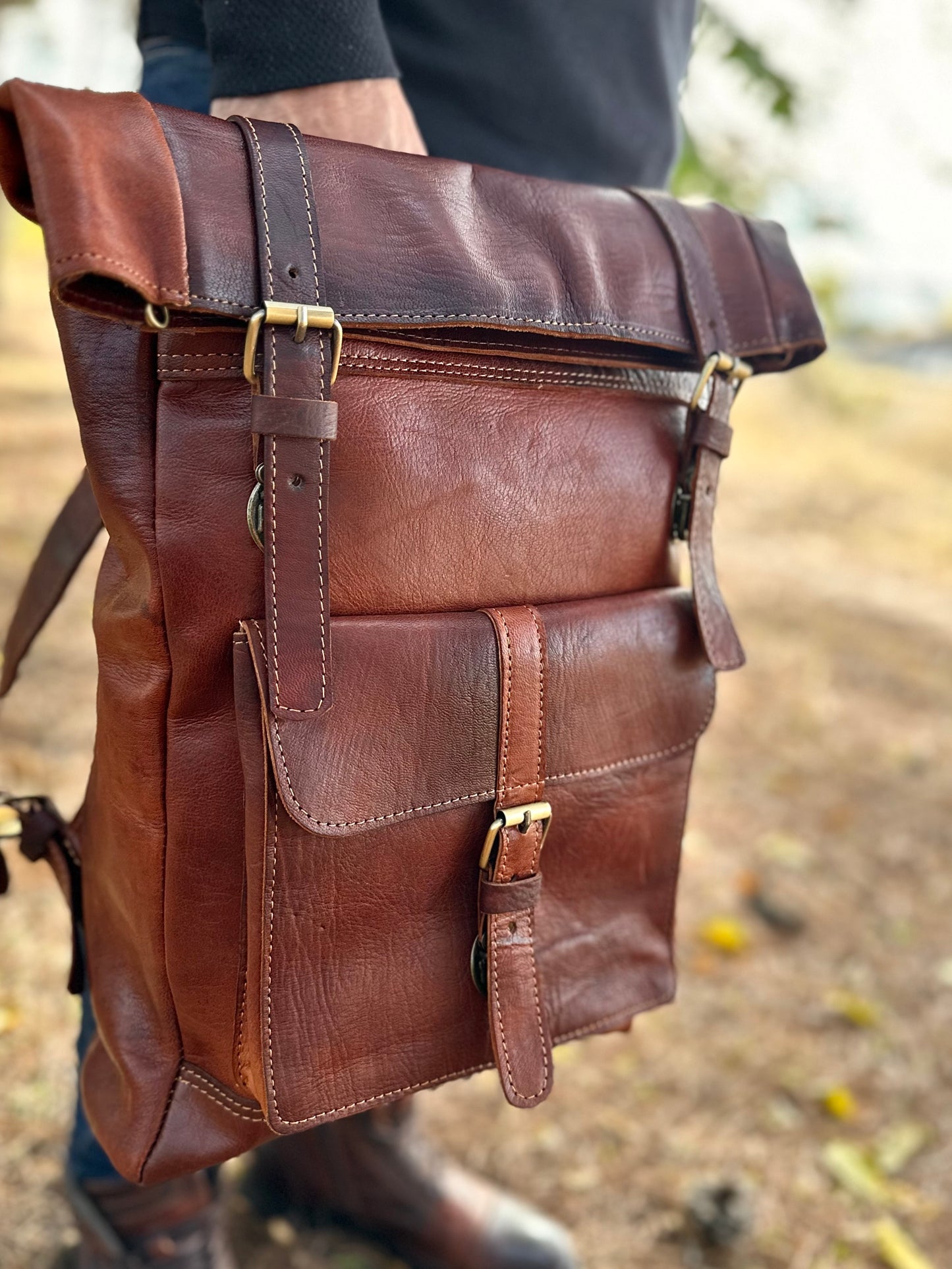 MOCHILA GRANDE DE COURO COM FECHO RETO CASTANHO ESCURO | 3 cores