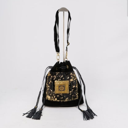 BOLSO BOMBONERA BOHO CHIC PIEL NEGRO Y DORADO