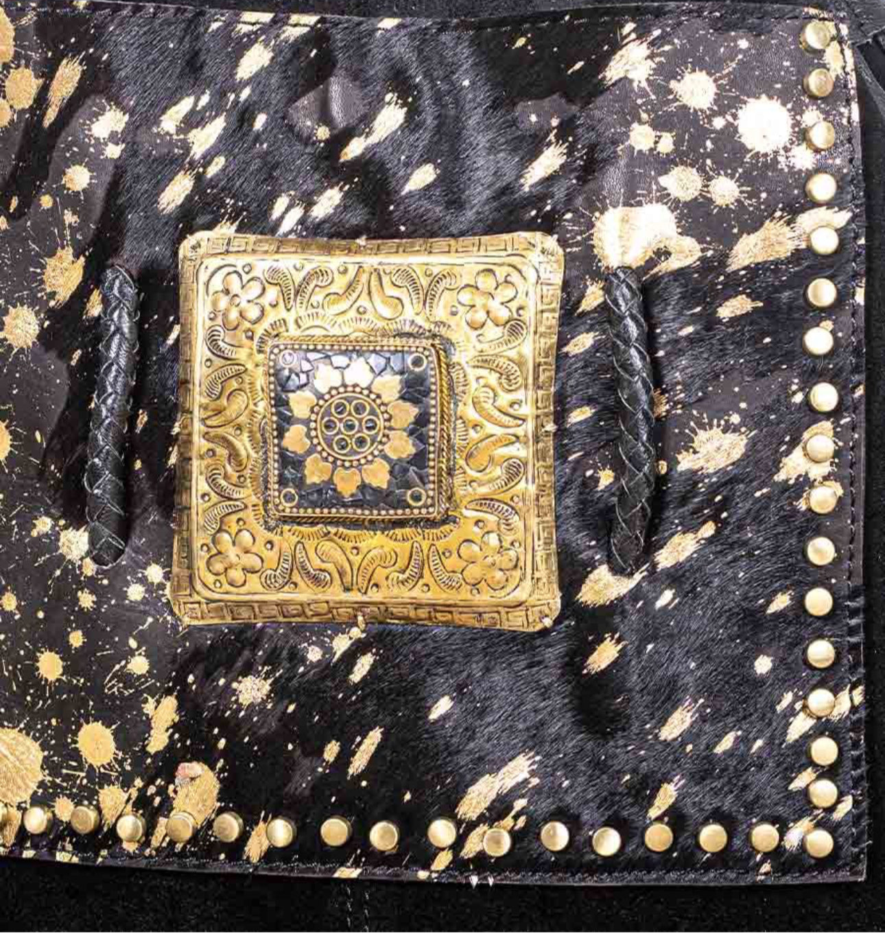 BOLSO BOMBONERA BOHO CHIC PIEL NEGRO Y DORADO