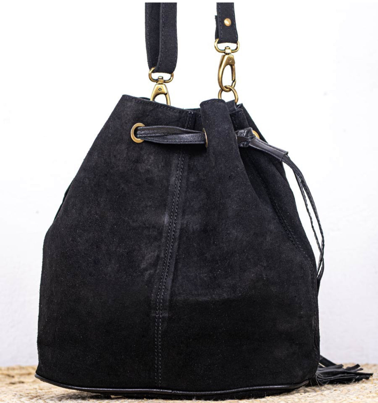 BOLSO BOMBONERA BOHO CHIC PIEL NEGRO Y DORADO