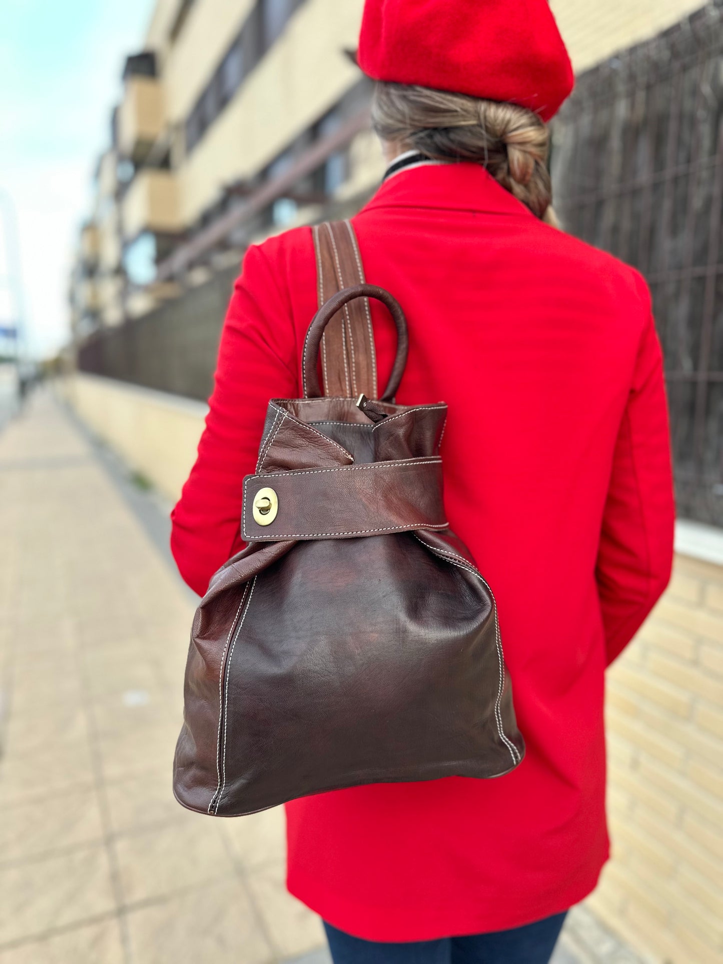 LEATHER BACKPACK WITH ANTI-THEFT CROSSBODY CLOSURE BROWN TILE | 2 colors