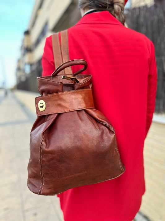 MOCHILA DE CUERO CON CIERRE ANTIRROBO CRUZADO MARRÓN TEJA | 2 colores