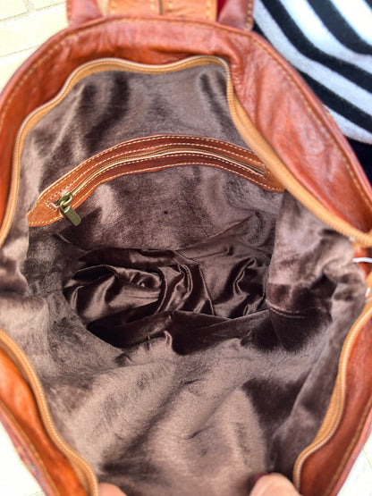 LEATHER BACKPACK WITH ANTI-THEFT CROSSBODY CLOSURE BROWN TILE | 2 colors