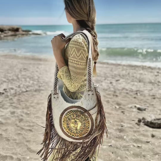 Las_Pitiusas_Moda_Bolso_bohochic_bolso_con_flecos_bolso_bohemio_de_piel_bolso_de_piel_autentica_bolso_ibicenco_blanco_y_dorado