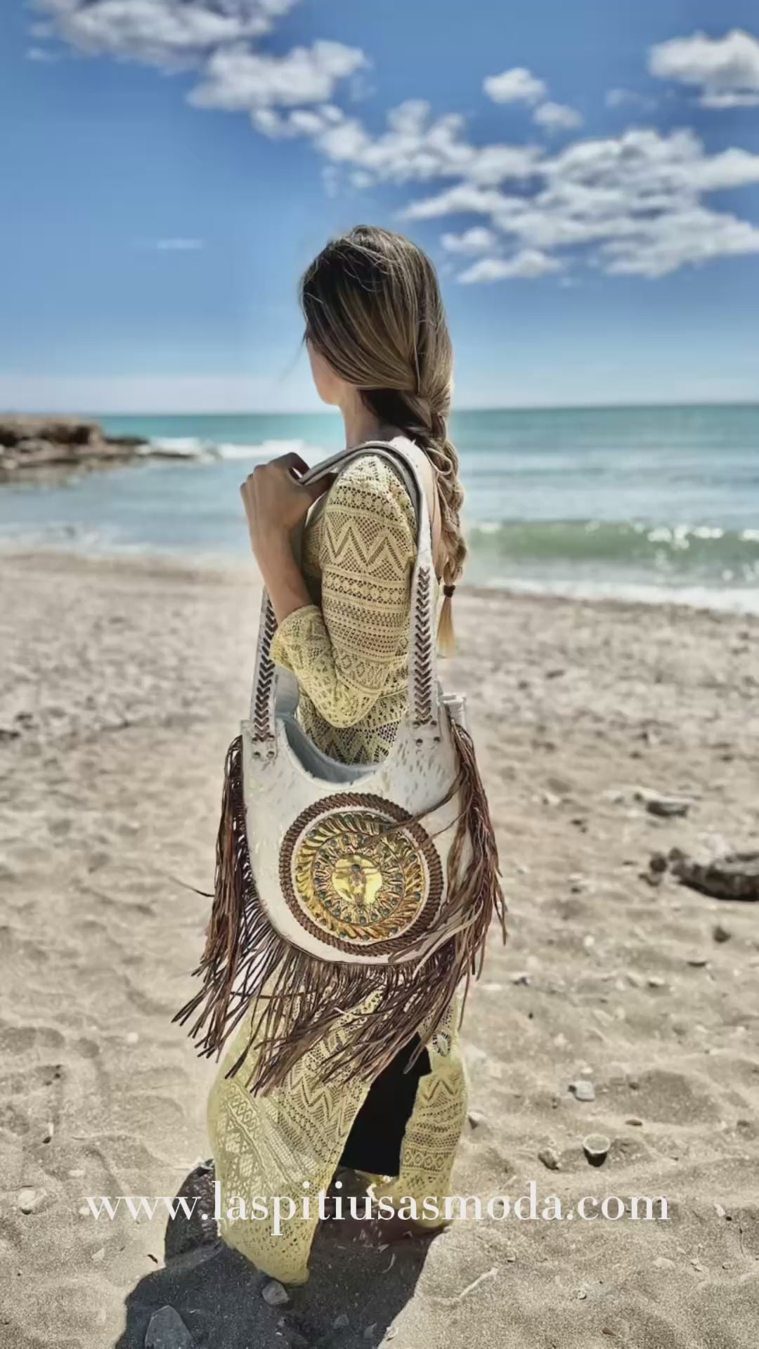 Las_Pitiusas_Moda_Bolso_bohochic_bolso_con_flecos_bolso_bohemio_de_piel_bolso_de_piel_autentica_bolso_ibicenco_blanco_y_dorado