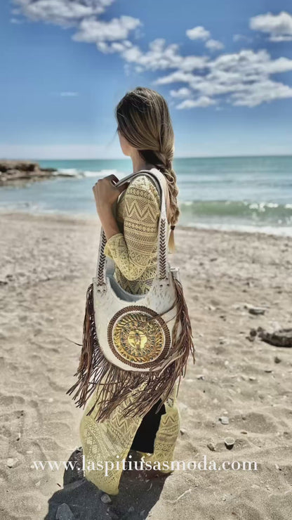 Las_Pitiusas_Moda_Bolso_bohochic_bolso_con_flecos_bolso_bohemio_de_piel_bolso_de_piel_autentica_bolso_ibicenco_blanco_y_dorado