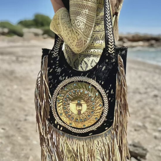 Las_Pitiusas_Moda_Bolso_bohochic_bolso_con_flecos_bolso_bohemio_de_piel_bolso_de_piel_autentica_bolso_ibicenco_negro_y_dorado