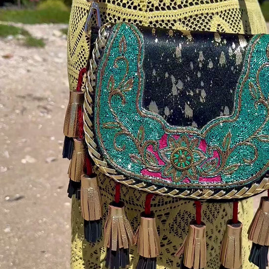 Las Pitiusas Moda_bolso bohochic de piel autentica_olso bohemio ibicenco_bolso hippie con flecos y bordados_bolso negro y dorado