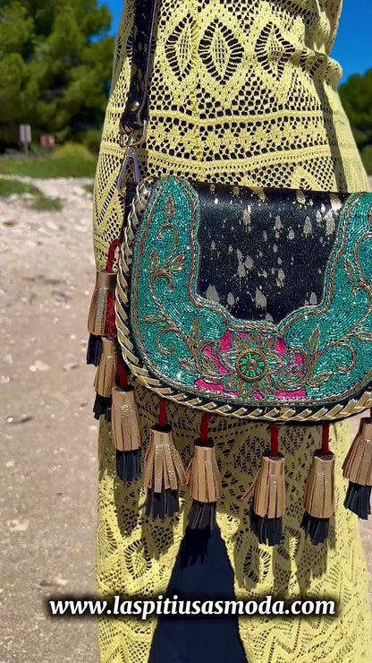 Las Pitiusas Moda_bolso bohochic de piel autentica_olso bohemio ibicenco_bolso hippie con flecos y bordados_bolso negro y dorado