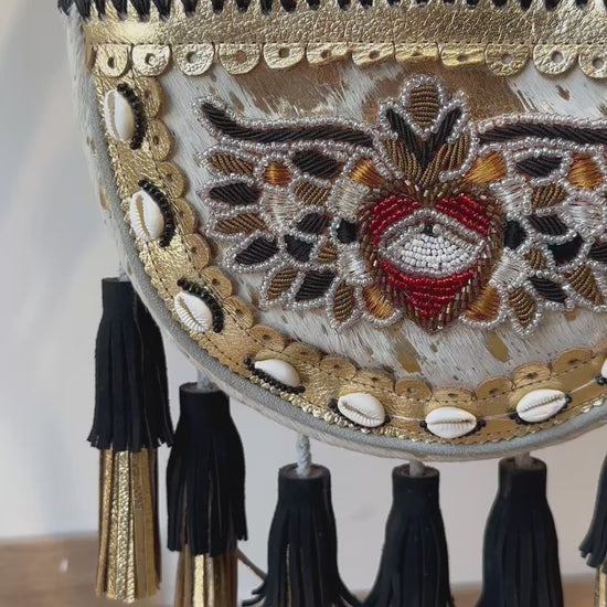 Las_Pitiusas_Moda_bolso_bohochic_de_piel_autentica_olso_bohemio_ibicenco_bolso_hippie_con_flecos_y_bordados_bolso_blanco y dorado