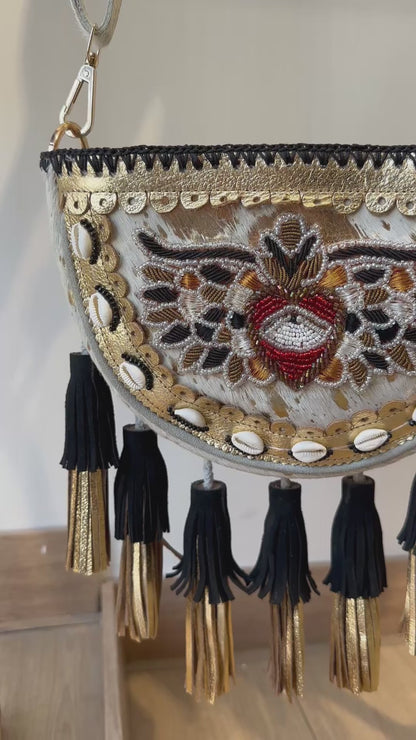 Las_Pitiusas_Moda_bolso_bohochic_de_piel_autentica_olso_bohemio_ibicenco_bolso_hippie_con_flecos_y_bordados_bolso_blanco y dorado